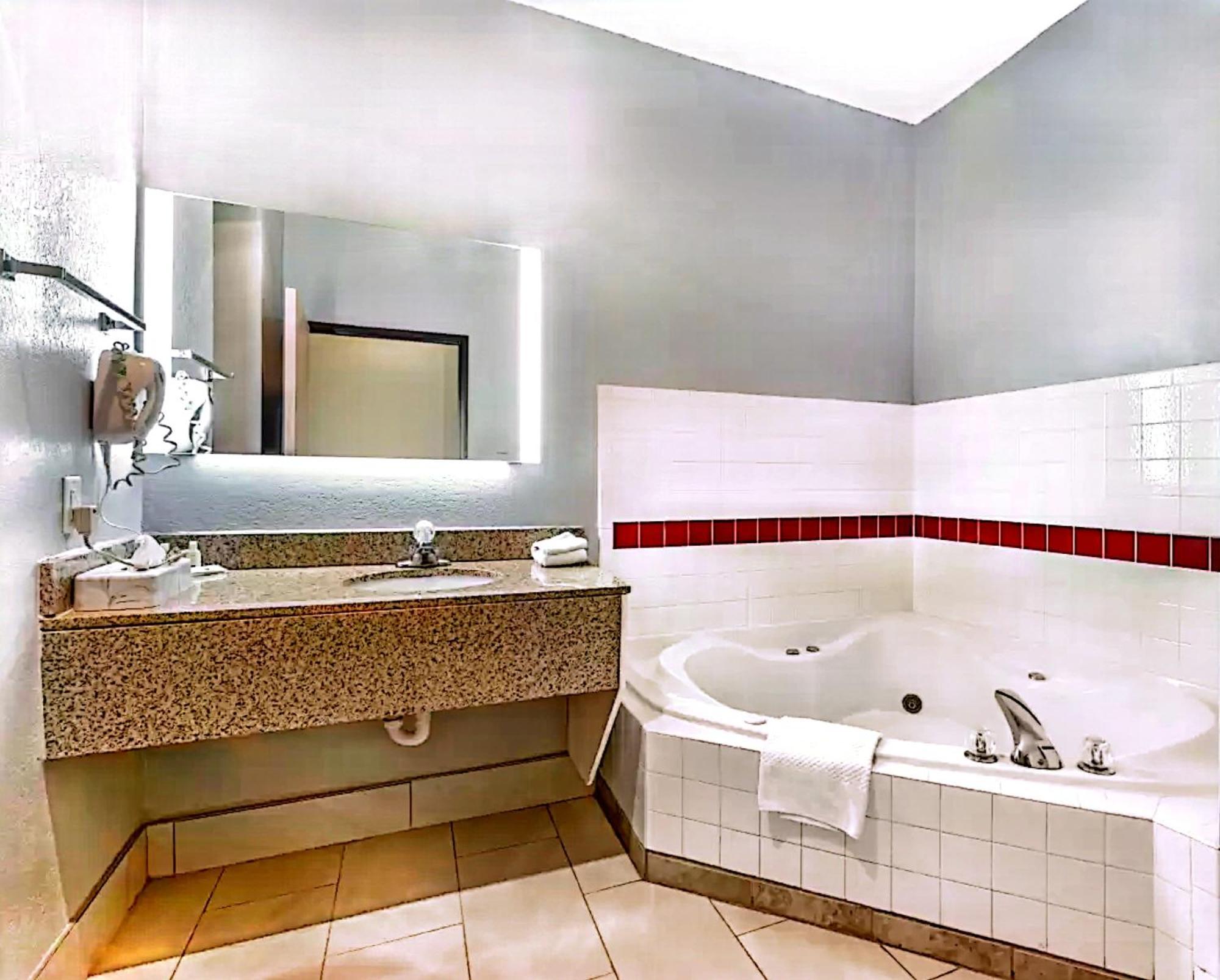 Quality Inn & Suites マンハッタン エクステリア 写真
