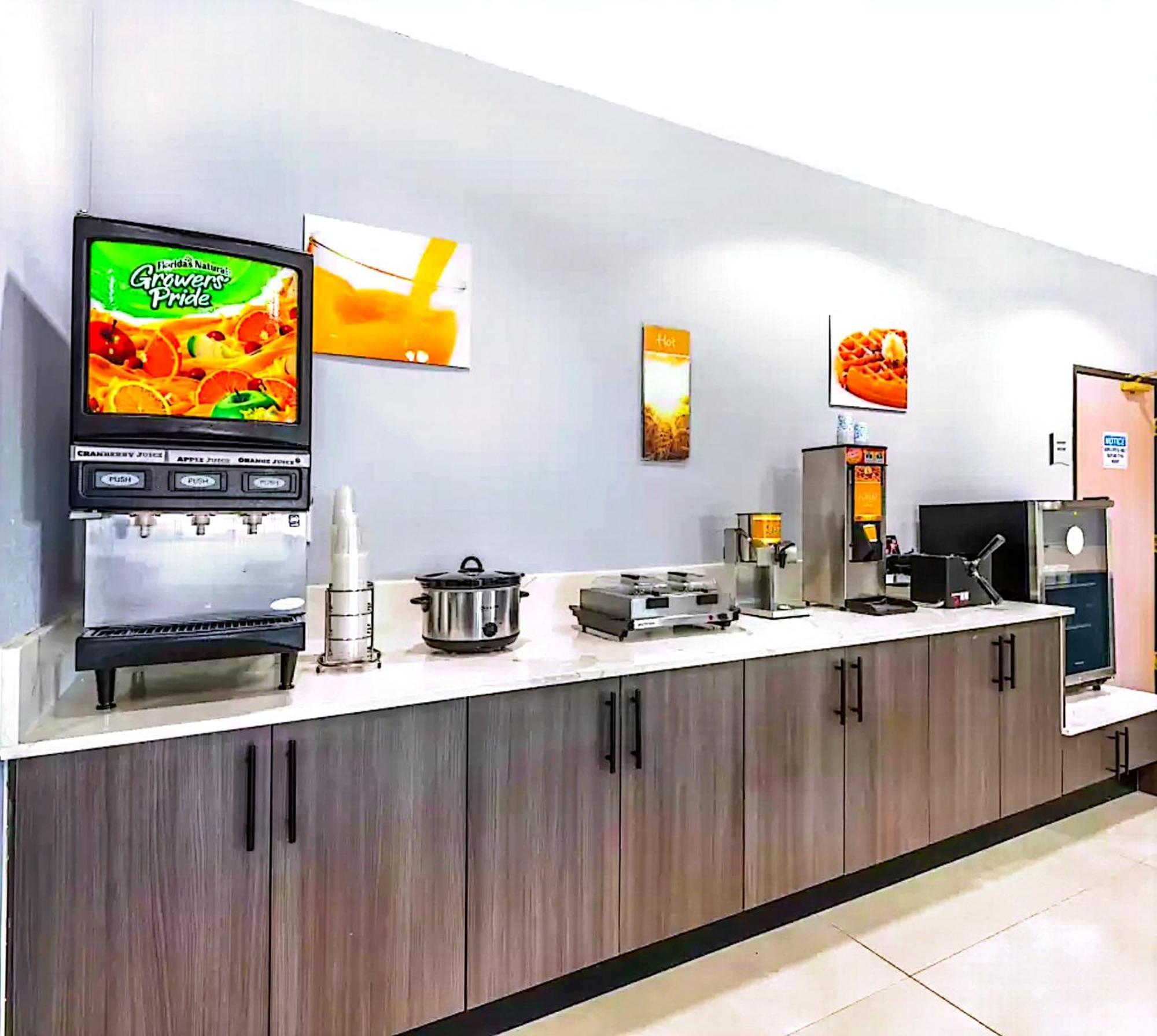 Quality Inn & Suites マンハッタン エクステリア 写真
