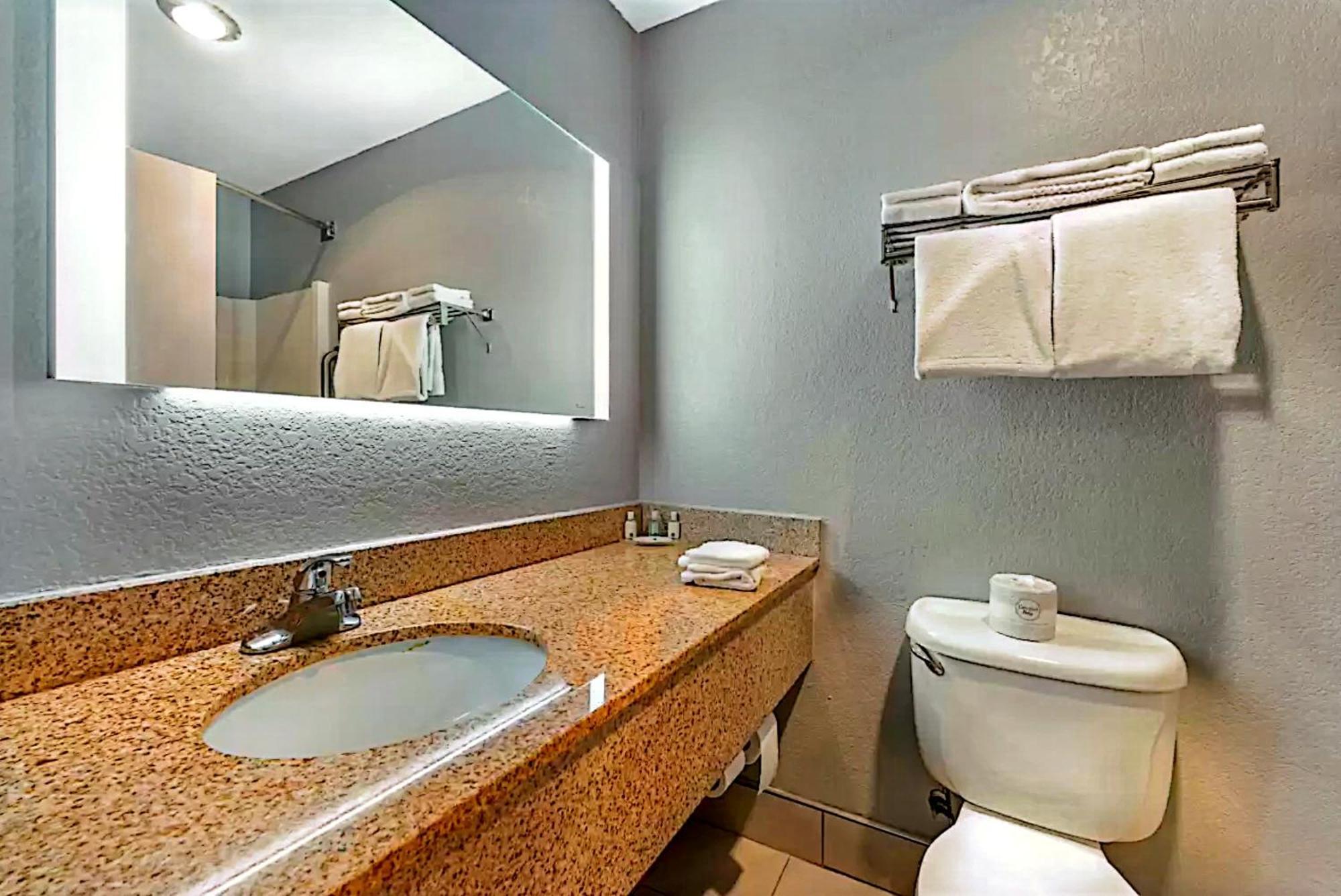 Quality Inn & Suites マンハッタン エクステリア 写真