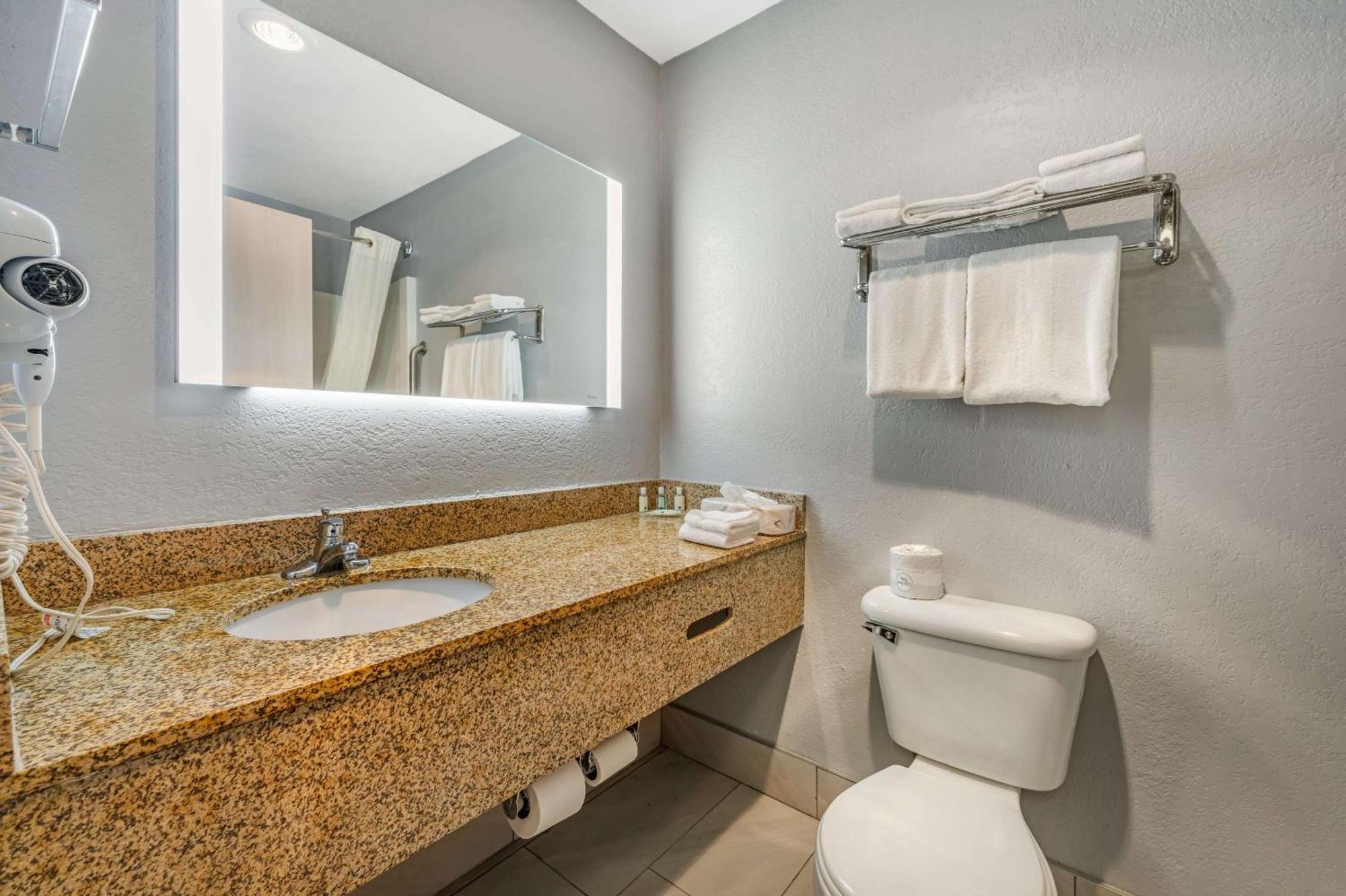 Quality Inn & Suites マンハッタン エクステリア 写真