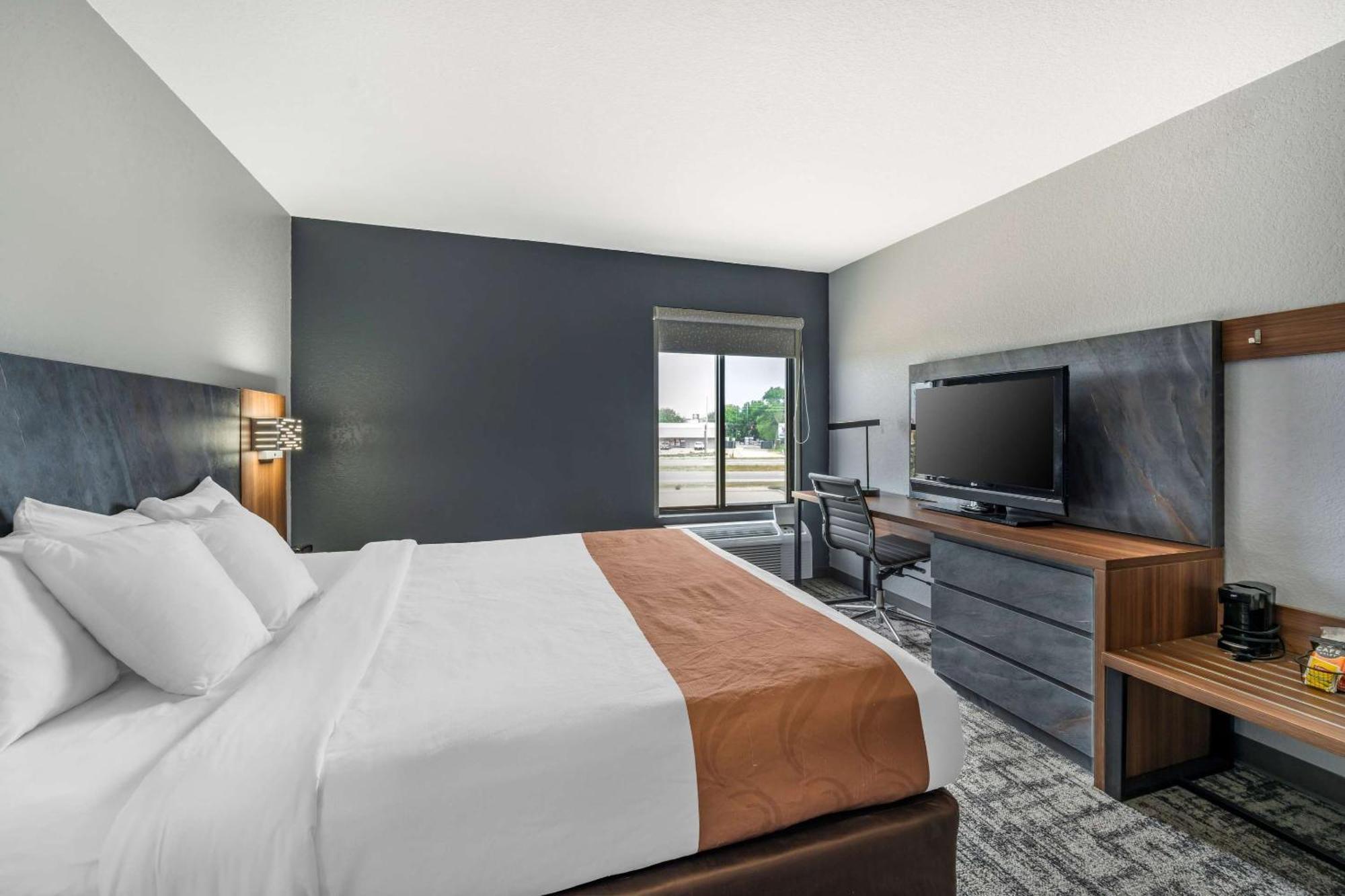 Quality Inn & Suites マンハッタン エクステリア 写真
