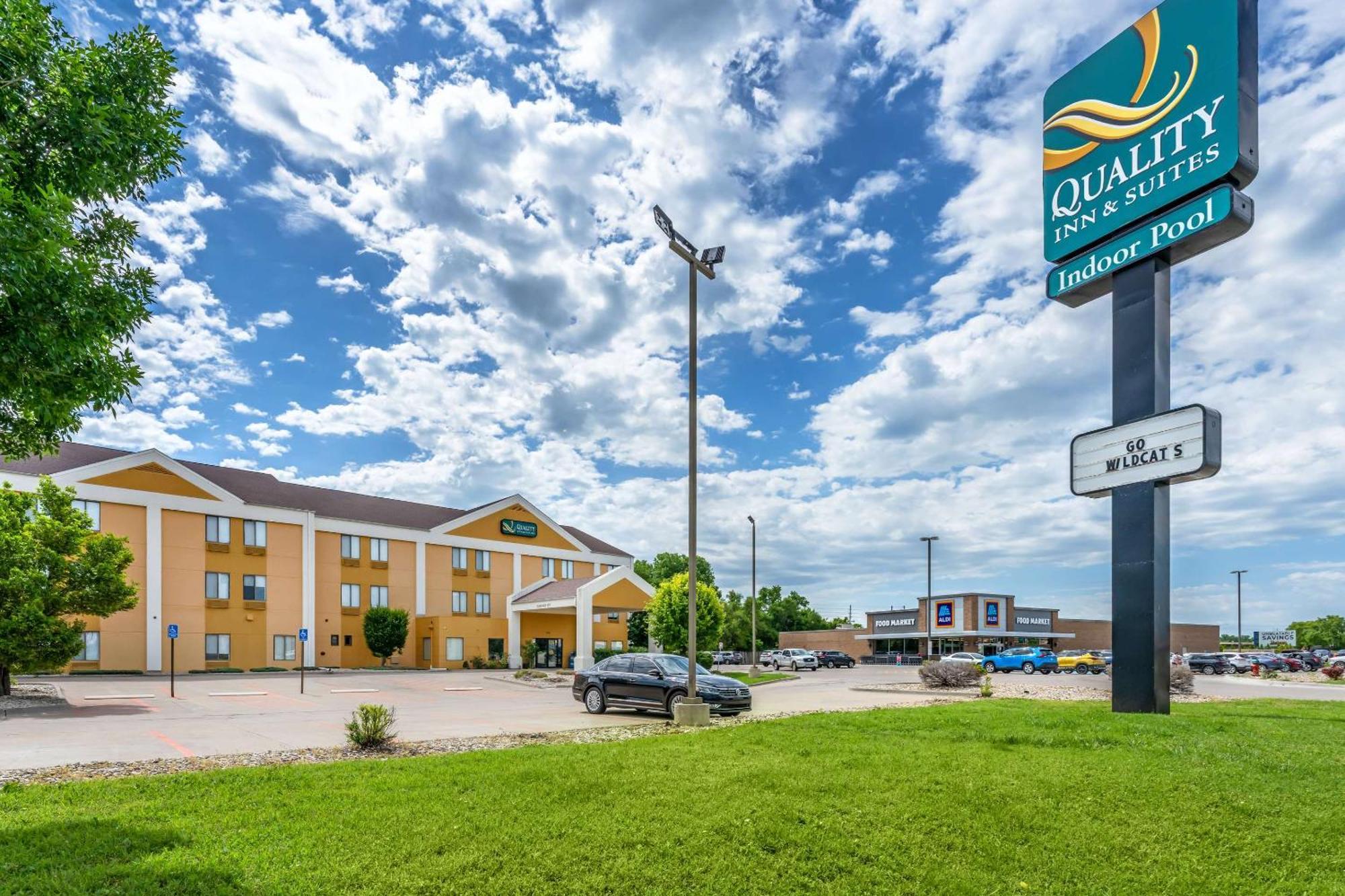 Quality Inn & Suites マンハッタン エクステリア 写真