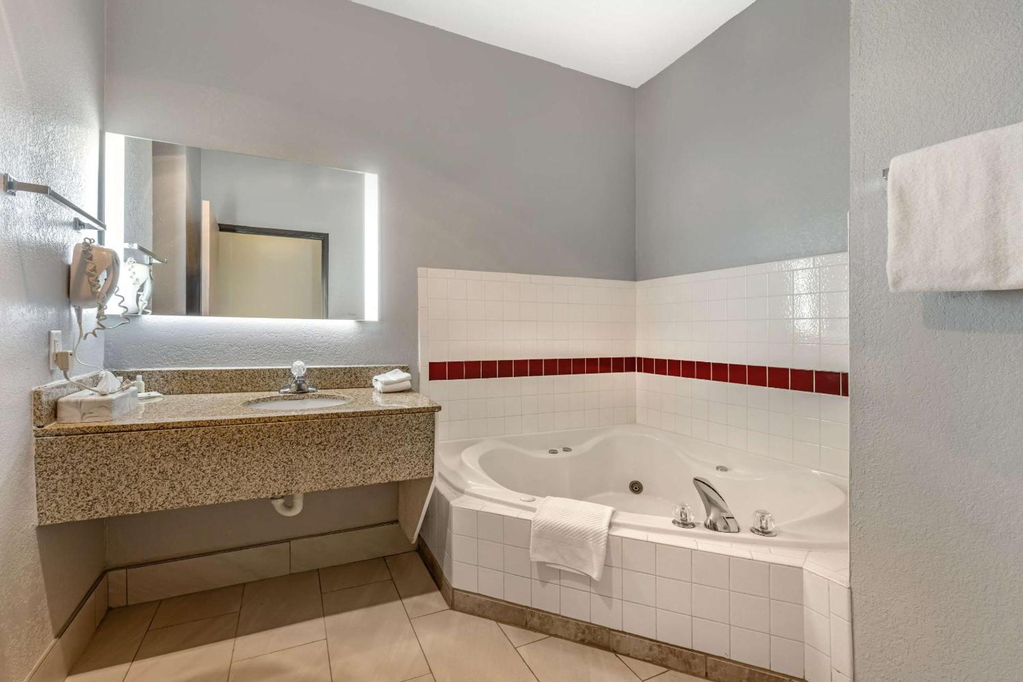 Quality Inn & Suites マンハッタン エクステリア 写真