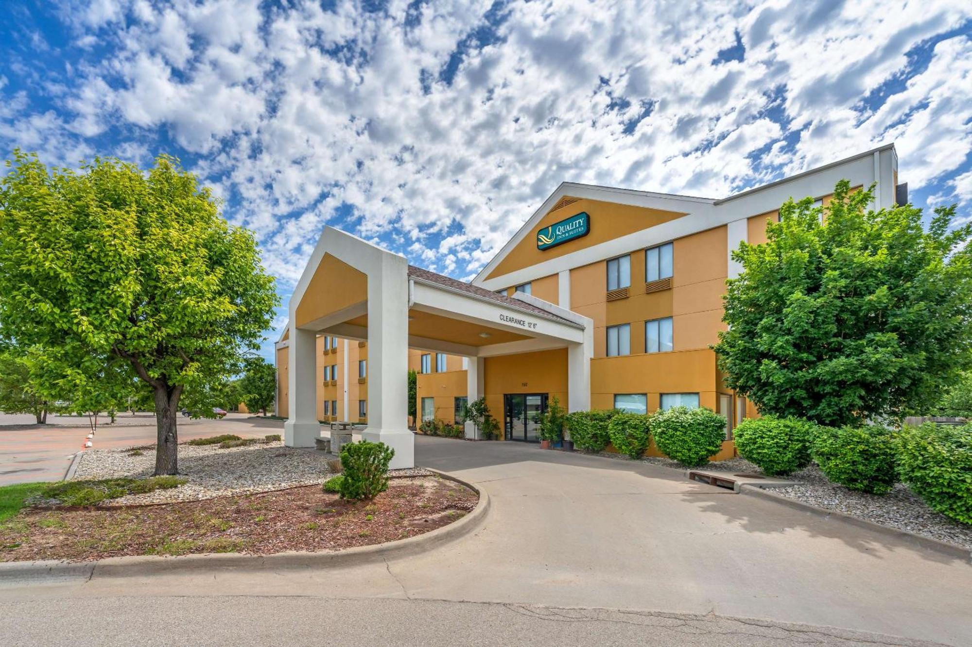 Quality Inn & Suites マンハッタン エクステリア 写真